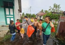 Foto : Polres Singkawang Salurkan Bantuan ke Warga Terdampak Banjir di Condong