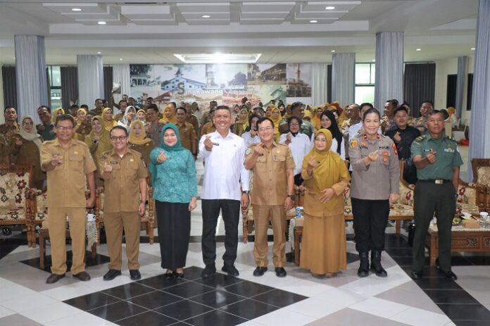 Peluncuran program Kampung Keluarga Berkualitas dan pemberian makanan bergizi gratis bagi kelompok 3B